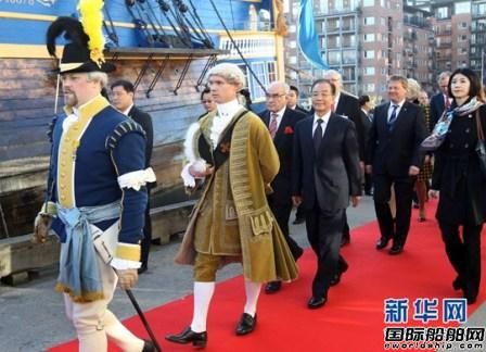 溫家寶參觀“哥德堡號”仿古船
