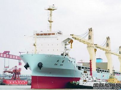 南通中遠川崎一艘多用途重吊船出塢