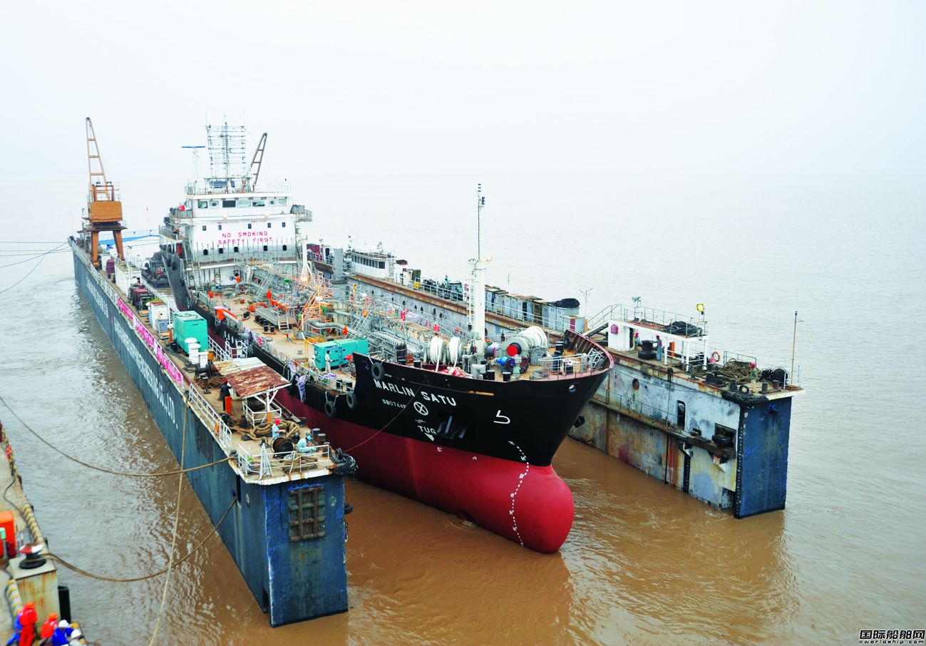 外高橋臨港海工首制加油船出塢