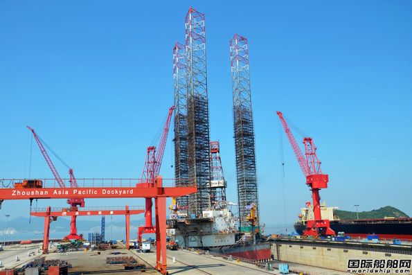 亞泰船廠“海洋石油942”鉆井平臺進塢