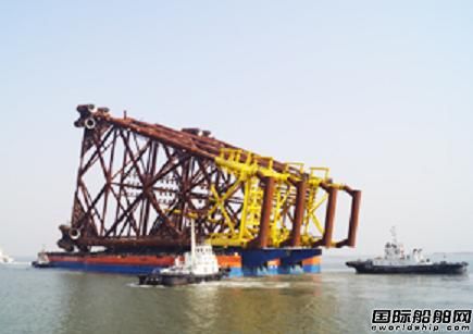 “海洋石油228”輪載運大型油田導管架