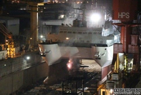 中國自研雙體船在黃埔船廠深夜下水