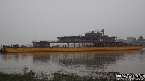 益陽中海船舶1艘錨泊躉船下水