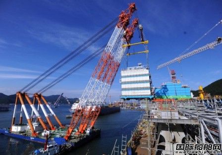 全球首艘FLNG上部模塊吊裝