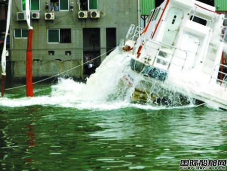 深圳船企建造高速自扶正巡邏救助艇