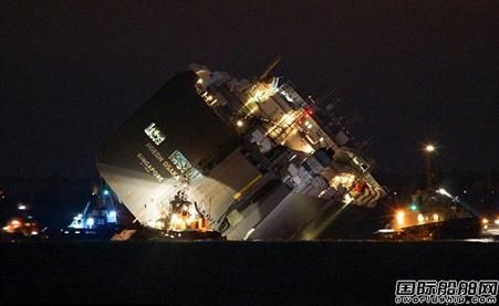 “Hoegh Osaka”號汽車運輸船撞上堤壩側翻