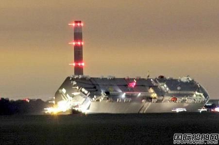 “Hoegh Osaka”號汽車運輸船撞上堤壩側翻