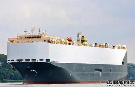 “Hoegh Osaka”號汽車運輸船撞上堤壩側翻
