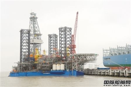 揚子江海工豎起自升式鉆井平臺
