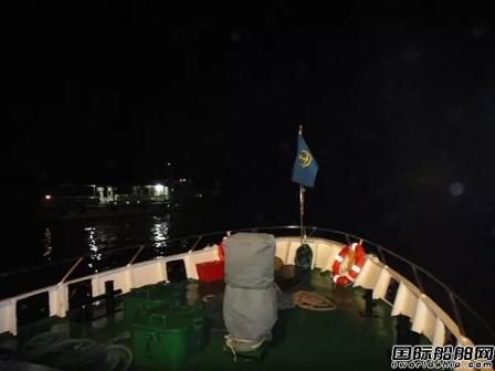 ��ɽ����ɴ���ײһ�����] 