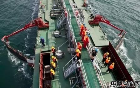 煙臺港首艘多功能浮油回收船實操演練
