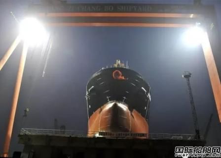 揚子江船廠首制36500噸大湖型散貨船下水