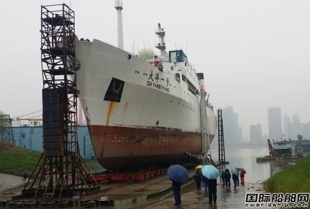 武船“大洋一號”船進入船臺施工階段