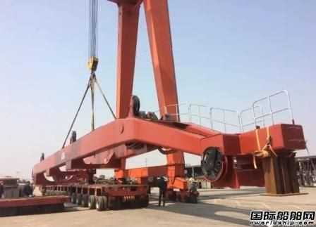 中船綠洲兩臺國內最大克令吊下線