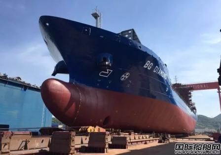 中集自主設計1000TEU集裝箱船首制船下水