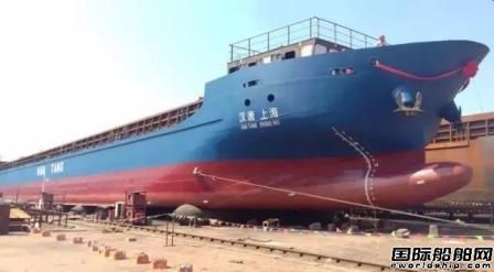 江北船業建造首艘河海直達集裝箱船下水