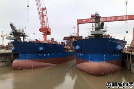 海新船務(wù)兩艘8000方耙吸式挖泥船下水
