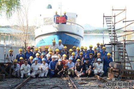 桂江造船兩艘工程作業(yè)船下水