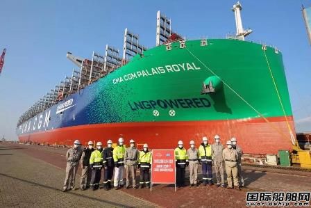 江南長興造船23000TEU雙燃料集裝箱船順利出塢