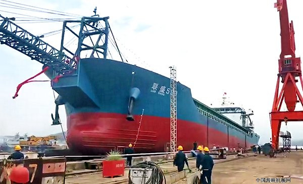 東洋船舶工程公司監理大型砂船順利下水