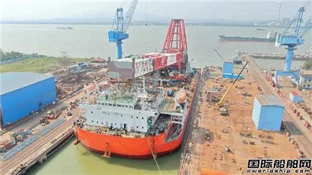 新達船舶建造2000噸級起重船順利出塢