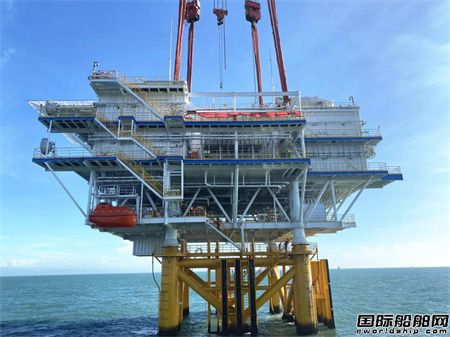 “新振浮7”輪成功吊裝廣東外羅二期海上升壓站