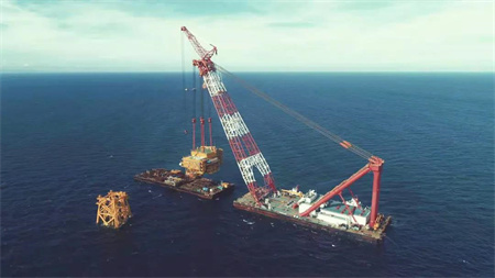 “新振浮7”輪完成揭陽海上升壓站上部組塊吊裝任務(wù)