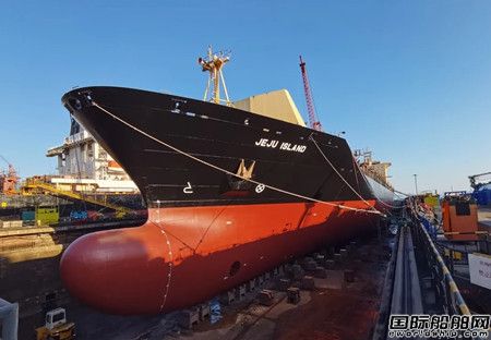 大連中遠海運重工完成兩艘集裝箱船修理工程