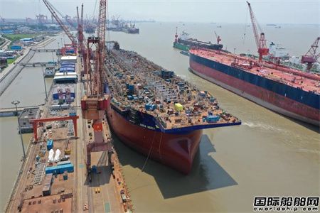 上海中遠海運重工改裝“獵鷹”輪完成最后一次出塢節點