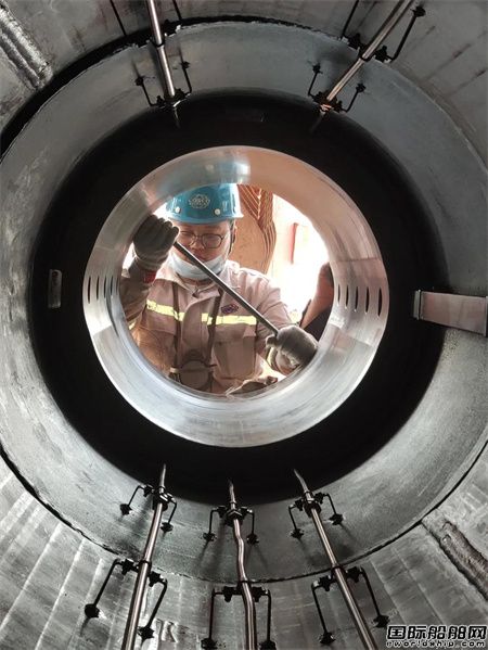 上海中遠(yuǎn)海運(yùn)重工在“獵鷹”輪上學(xué)川崎見成效