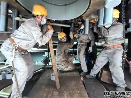 上海中遠(yuǎn)海運(yùn)重工在“獵鷹”輪上學(xué)川崎見成效
