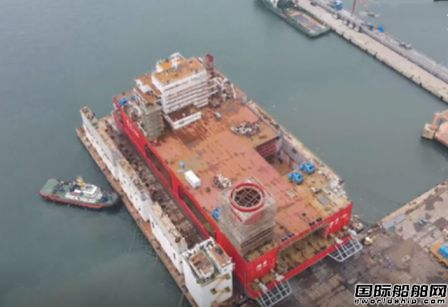 煙臺打撈局1000T淺水坐底打撈工程船順利下水