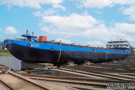 青山船廠完成“荊州江湖8”植物油運輸船移臺下水