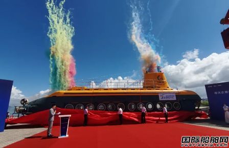 國內首艘自主建造大型全潛式旅游觀光船海南三亞亮相