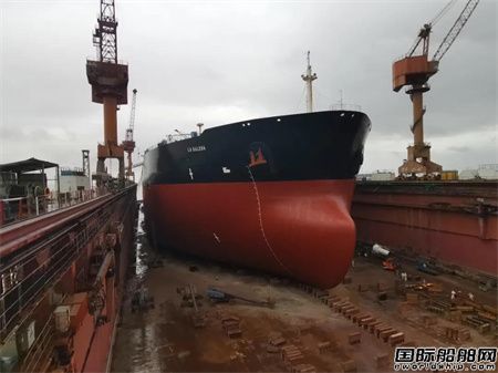 106小時!上海中遠海運重工船舶除銹機器人作業完成首秀