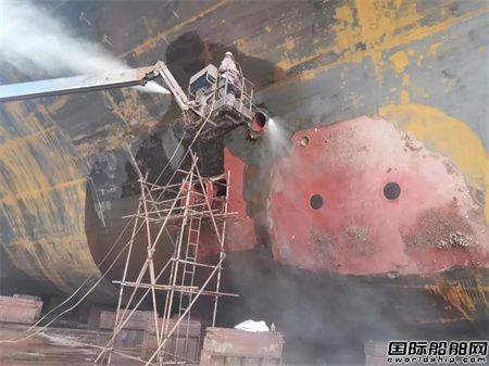 106小時!上海中遠海運重工船舶除銹機器人作業完成首秀