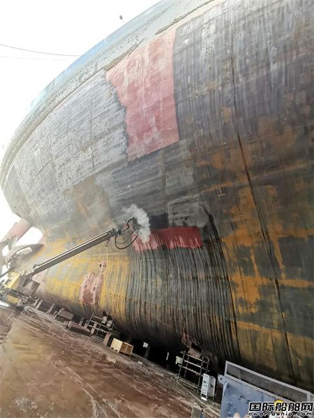 106小時!上海中遠海運重工船舶除銹機器人作業完成首秀