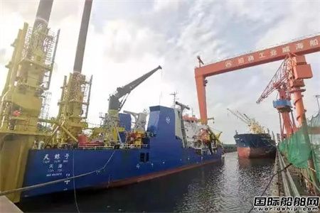 威海金陵兩艘船同塢改造兩船艏對(duì)艏錯(cuò)位進(jìn)塢作業(yè)