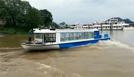 桂林兩江四湖首艘純電動游覽船試航成功