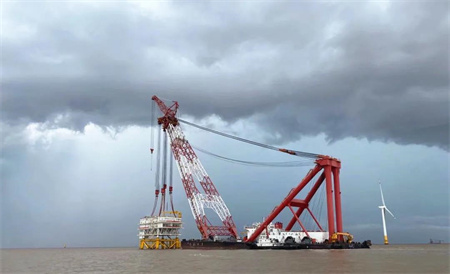 “新振浮7”輪完成奉賢海上升壓站上部組塊吊裝任務(wù)