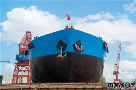 青山船廠改裝植物油船年杰1號移臺下水