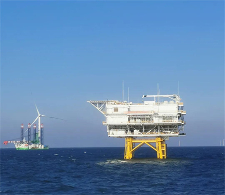 “新振浮7”輪成功吊裝大連莊河IV-1項目海上升壓站