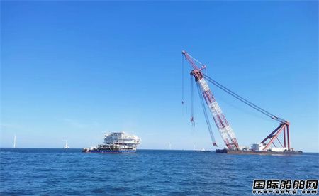 “新振浮7”輪成功吊裝大連莊河IV-1項目海上升壓站