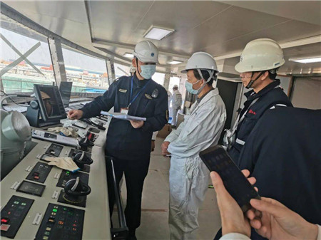 南通海事局維護招商局郵輪新造游輪“長江叁號”試航作業