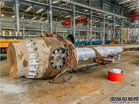 舟山中遠海運重工6天完成半潛駁船“發展之路”輪CPP外抽吊裝工程