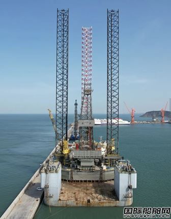 威海金陵2小時完成“招商海龍5”移泊上駁工程