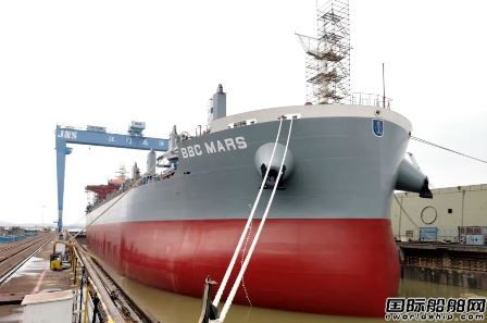江門南洋船舶一艘40000噸散貨船出塢