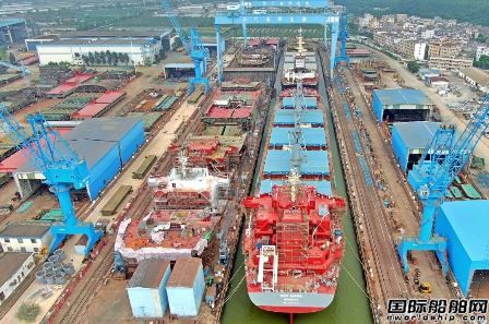 江門南洋船舶一艘40000噸散貨船出塢