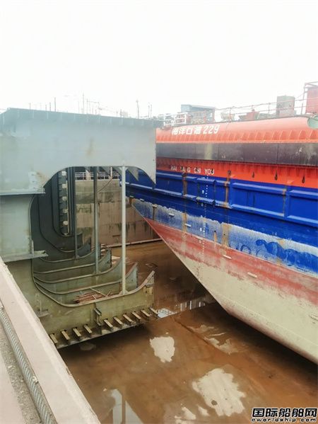 文沖修造完成亞洲最大海工駁船升級(jí)改造順利出塢