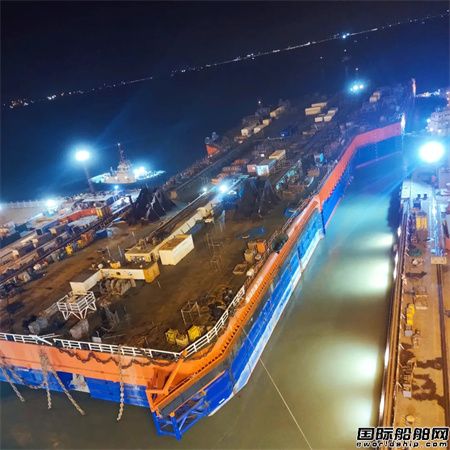 文沖修造完成亞洲最大海工駁船升級(jí)改造順利出塢